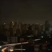 Chuva deixa 58 mil imóveis sem luz na cidade de São Paulo