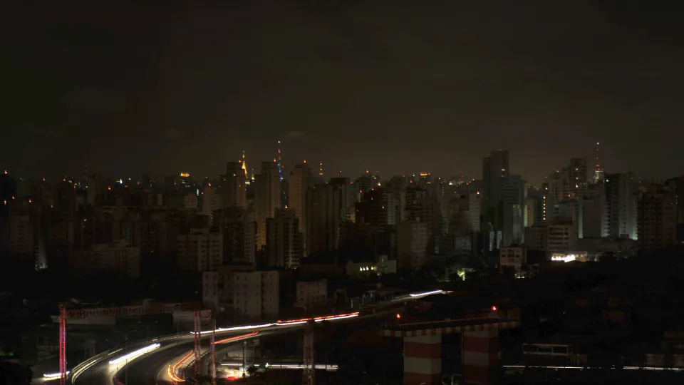 Chuva deixa 58 mil imóveis sem luz na cidade de São Paulo