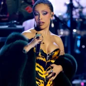 Doja Cat canta sobre sexo e paixão em show provocativo em São Paulo