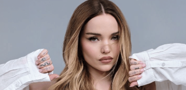 Dove Cameron teve ataque de pânico ao descobrir que seu pai havia morrido