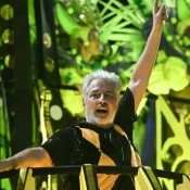 'Ela está aqui', diz Roberto de Carvalho sobre desfile em homenagem a Rita Lee