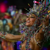 Estreia tumultuada de Virginia e sambas fortes marcam última noite de desfiles