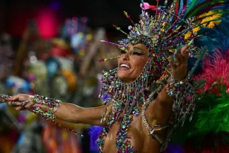 Estreia tumultuada de Virginia e sambas fortes marcam última noite de desfiles