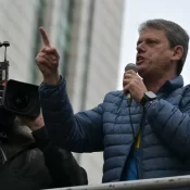 Gestão Tarcísio inicia experimento que divide alunos por rendimento escolar