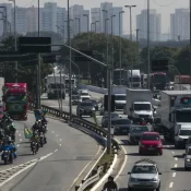 Homem é baleado em briga de trânsito na marginal Tietê (SP)