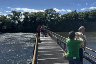 Homem ergue bebê sobre abismo nas Cataratas do Iguaçu e revolta web