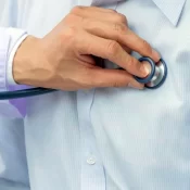 Médico no PR é condenado a prisão por cobrar pacientes por cirurgias feitas pelo SUS