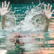 Menina de 3 anos morre afogada em parque aquático do Espírito Santo