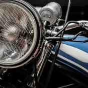 Motociclista empina moto e atropela mulher em faixa de pedestres em SP