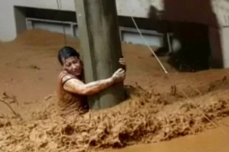 Mulher se emociona após sobreviver em MG agarrada a poste; vídeo