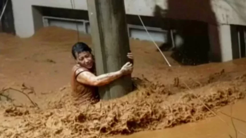 Mulher se emociona após sobreviver em MG agarrada a poste; vídeo