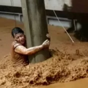 Mulher sobrevive após 3h agarrada a um poste durante enchentes em MG