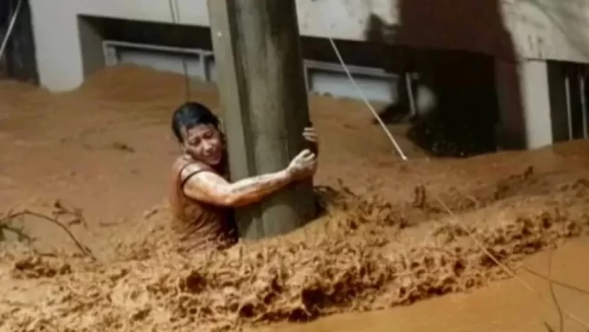 Mulher sobrevive após 3h agarrada a um poste durante enchentes em MG