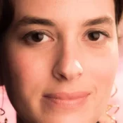 Obra de Camila Appel transforma o tabu da morte em gesto de cuidado