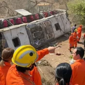 Ônibus com romeiros capota e deixa 15 mortos e vários feridos no sertão de Alagoas