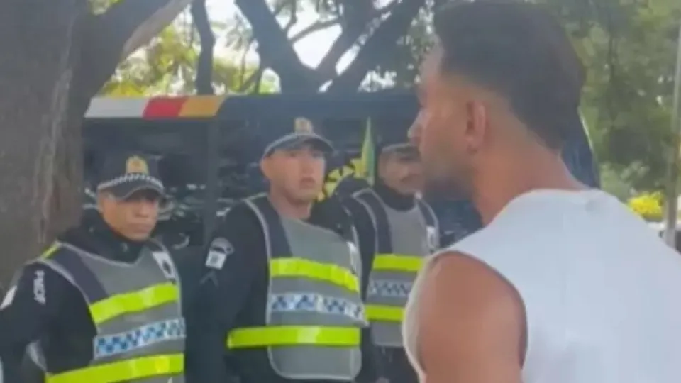 Policial usa spray de pimenta contra deputado em bloco no DF; veja