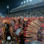 Rosas de Ouro e Dragões da Real encantam em noite marcada por atraso nos desfiles em SP