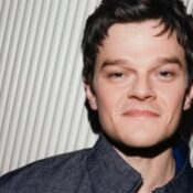 Robert Aramayo venceu duas categorias do Bafta 2026