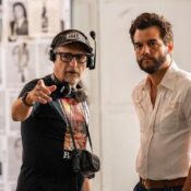 Kleber Mendonça Filho e Wagner Moura nas filmagens de "O Agente Secreto"