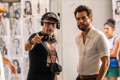 Kleber Mendonça Filho e Wagner Moura nas filmagens de "O Agente Secreto"