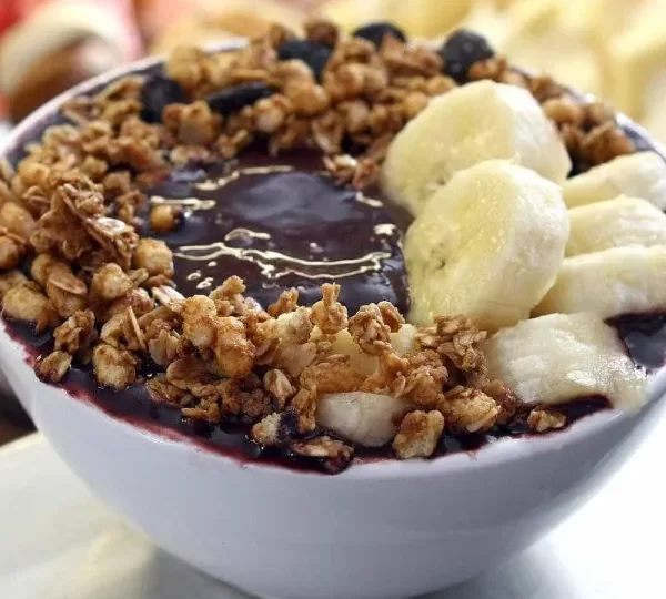 Ambulante cobra R$ 700 de turistas por dois açaís e acaba preso no RJ