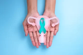 Câncer de colo do útero matou 20 mulheres por dia em 2025 no Brasil