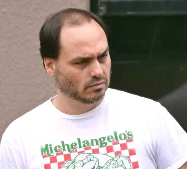 Carlos Bolsonaro diz que ex-presidente está “inchado e irritado” na UTI