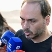 Carlos Bolsonaro publica foto do pai na UTI apesar de proibição; veja