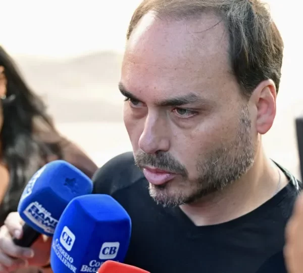 Carlos Bolsonaro publica foto do pai na UTI apesar de proibição; veja