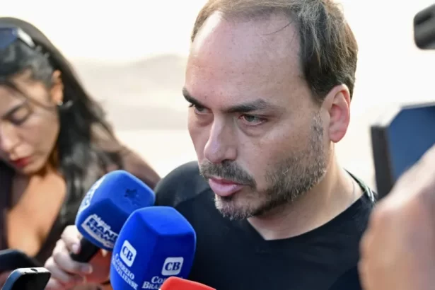 Carlos Bolsonaro publica foto do pai na UTI apesar de proibição; veja