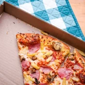 Dono de pizzaria diz não saber causa de intoxicação que matou mulher na Paraíba