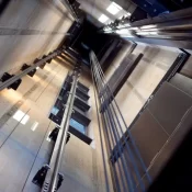 Elevador despenca 11 andares em prédio comercial no Recife e deixa feridos