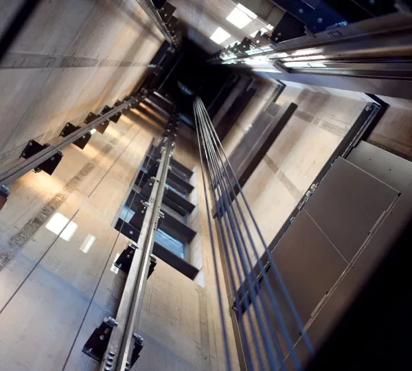 Elevador despenca 11 andares em prédio comercial no Recife e deixa feridos