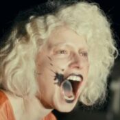 Jessie Buckley é a mulher assassinada que volta à vida no filme