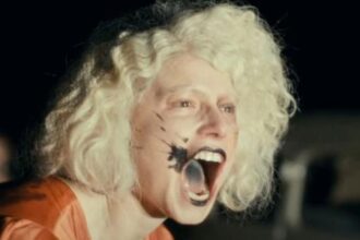 Jessie Buckley é a mulher assassinada que volta à vida no filme