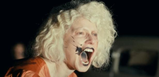 Jessie Buckley é a mulher assassinada que volta à vida no filme