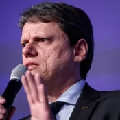 Estudantes invadem Secretaria da Educação contra medidas do governo Tarcísio