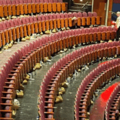 Teatro do Oscar aparece cheio de lixo após cerimônia