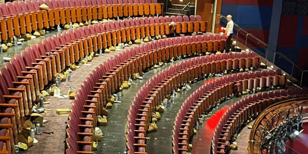 Teatro do Oscar aparece cheio de lixo após cerimônia