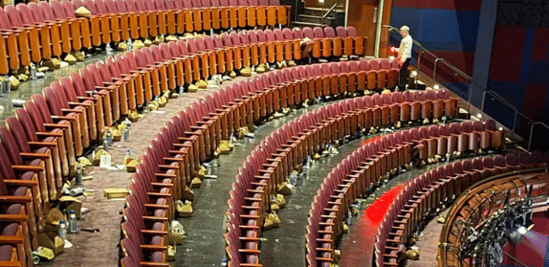 Teatro do Oscar aparece cheio de lixo após cerimônia