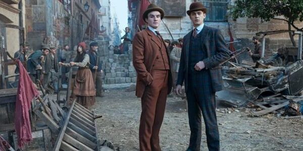 Hero Fiennes Tiffin e Donal Finn são Sherlock e Moriarty