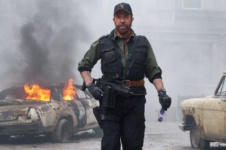 O lendário Chuck Norris em cena de "Os Mercenários 2"