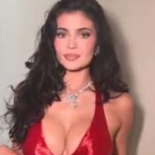 Kylie Jenner de vestido Schiaparelli vermelho para o Oscar