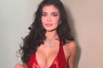 Kylie Jenner de vestido Schiaparelli vermelho para o Oscar