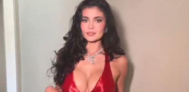 Kylie Jenner de vestido Schiaparelli vermelho para o Oscar