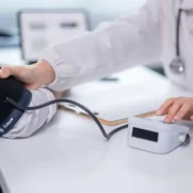 MEC sanciona 53 cursos de Medicina com rendimento insatisfatório no Enamed