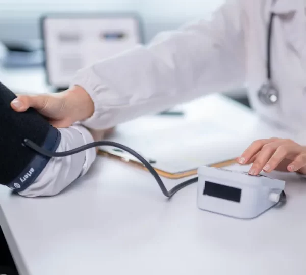 MEC sanciona 53 cursos de Medicina com rendimento insatisfatório no Enamed