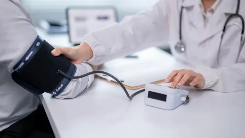 MEC sanciona 53 cursos de Medicina com rendimento insatisfatório no Enamed