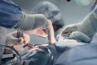 Mulher sofre dano cerebral grave após cirurgia simples