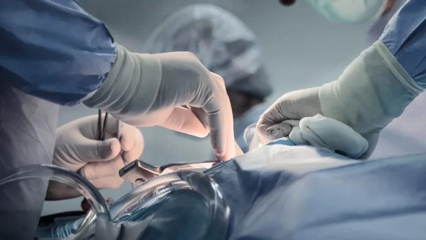 Mulher sofre dano cerebral grave após cirurgia simples